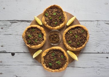 Ahşap bir masa üzerinde Arapça et sfiha. Üst görünüm.