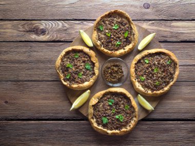 Ahşap bir masa üzerinde Arapça et sfiha. Üst görünüm.