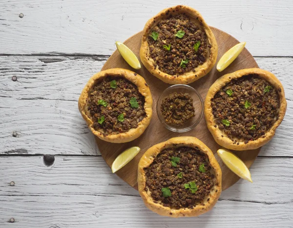 Ahşap bir masa üzerinde Arapça et sfiha. Üst görünüm.