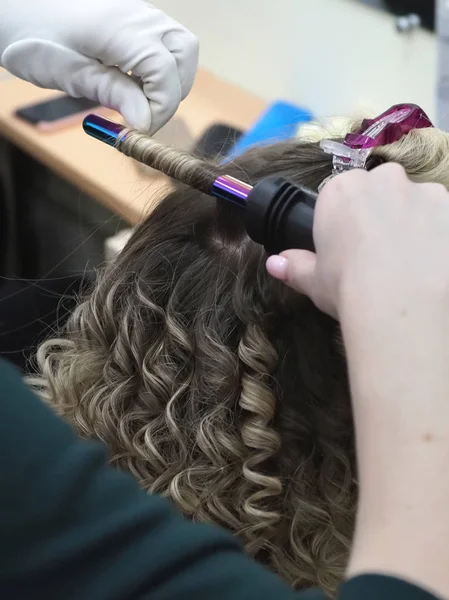 Haare auf dem Lockenstab. Abendfrisur. — Stockfoto