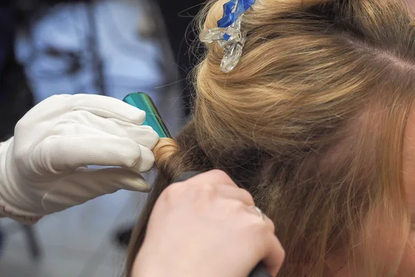 Haare auf dem Lockenstab. Erstellen einer Frisur. — Stockfoto