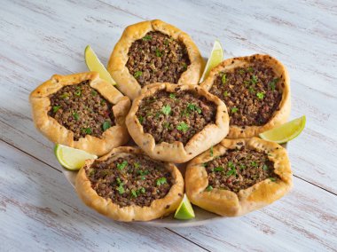 Ahşap bir masa üzerinde Arapça et sfiha. Arapça Esfiha üst görünümü.