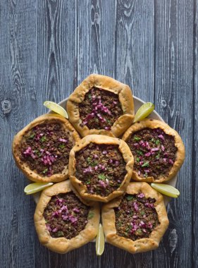 Koyu ahşap arka planda açık et turtaları. Üst görünüm