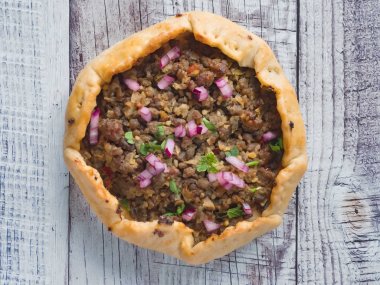 Arap Beyaz ahşap arka planda et turtaları açtı.
