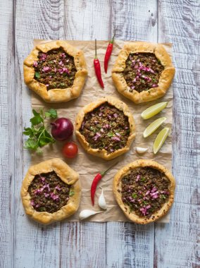 Siyah bir arka planda et turtaları açın. Üst görünüm.