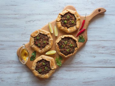 Ahşap arka planda açık et turtaları. Üst görünüm.