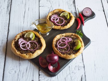 Arap ahşap tahta üzerinde et Pies Sfiha açtı.