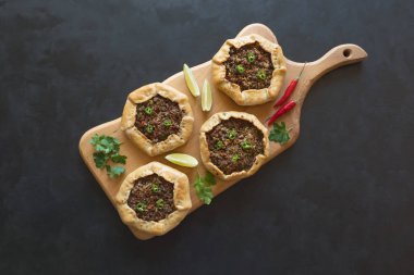 Arap ahşap tahta üzerinde et Pies Sfiha açtı.