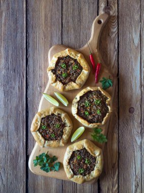 Sığır Mince Sfiha-Arap açtı et Pies.