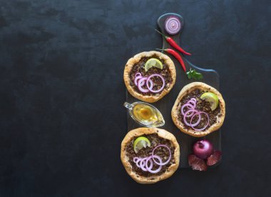 Arap ahşap tahta üzerinde et Pies Sfiha açtı.
