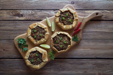 Sığır Mince Sfiha-Arap açtı et Pies.