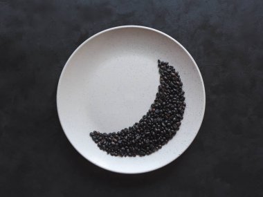 Tabakta ay şeklinde kahve çekirdekleri.