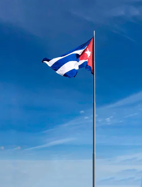 Bandeira cubana em um fundo azul céu . — Fotografia de Stock