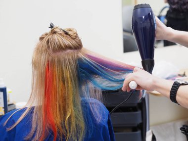 Saç kurutma makinesi boyama sonrası kurur. Güzellik konsepti