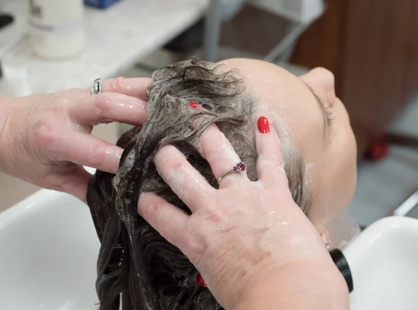 Masajear Cuero Cabelludo Cabello Con Champú Cerca — Foto de Stock