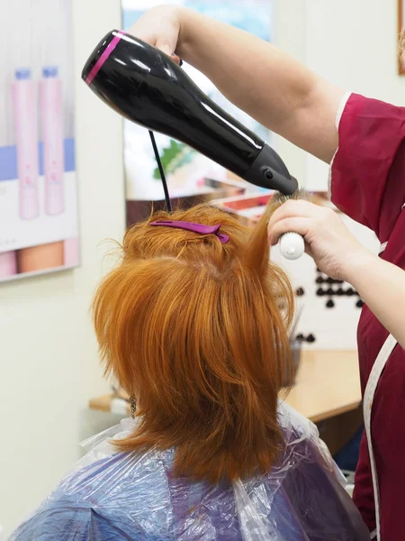 Rothaarige Mädchen Rückansicht Einem Friseursalon — Stockfoto