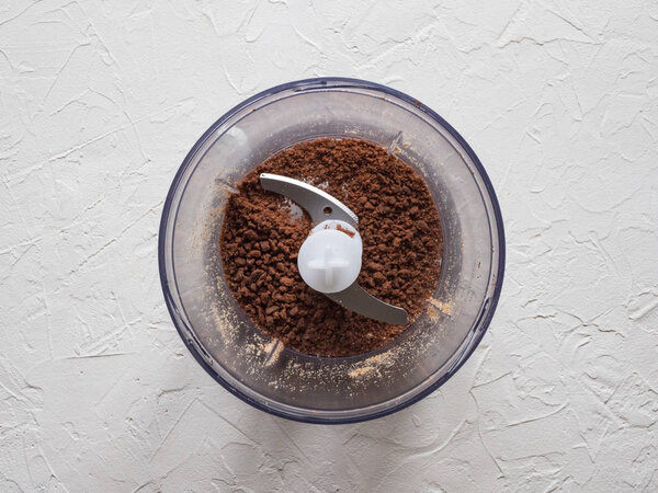 Пищевой процессор с лезвиями для ножей, взятыми с точки зрения сверху
