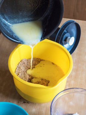 Pasta nın içinde eritilmiş tereyağı ekleyin. Gıda hazırlama konsepti.