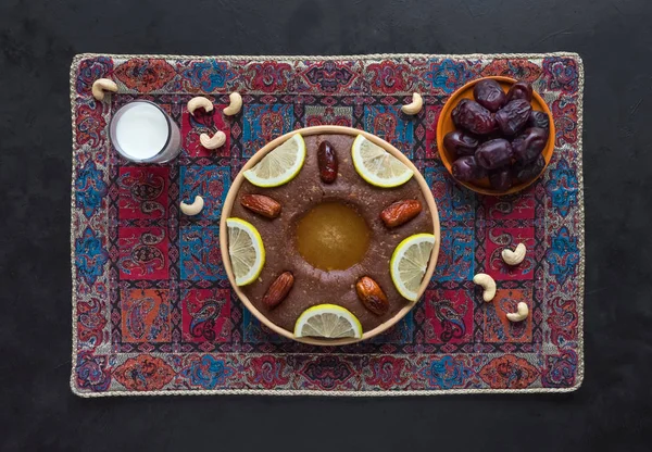 Arábia Saudita prato tradicional Hineni, é uma mistura de tâmaras e trigo integral. Comida Ramadã — Fotografia de Stock