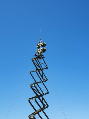 Gökyüzüne karşı askeri iletişim anteni.