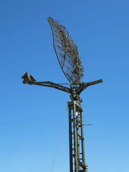 Военная направленная антенна на голубом небе . — стоковое фото