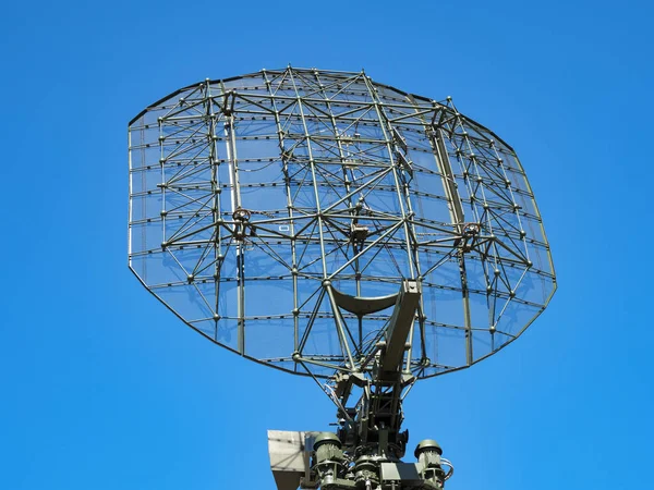 Militärische Richtantenne auf blauem Himmel. — Stockfoto