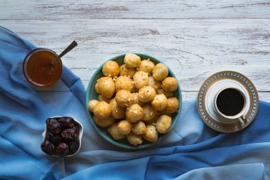 Luqaimat - geleneksel Arap tatlı köfte. Tatlı Ramazan yemekleri