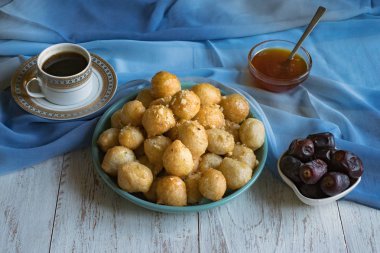 Luqaimat - geleneksel Arap tatlı köfte. Tatlı Ramazan yemekleri