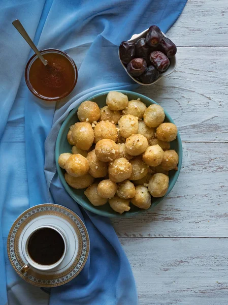 Luqaimat - geleneksel Arap tatlı köfte. Tatlı Ramazan yemekleri