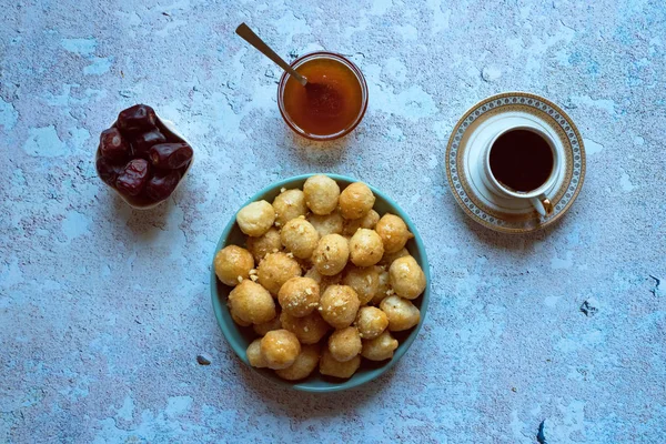 Hamurdan geleneksel Yunan tatlıları Loukoumades