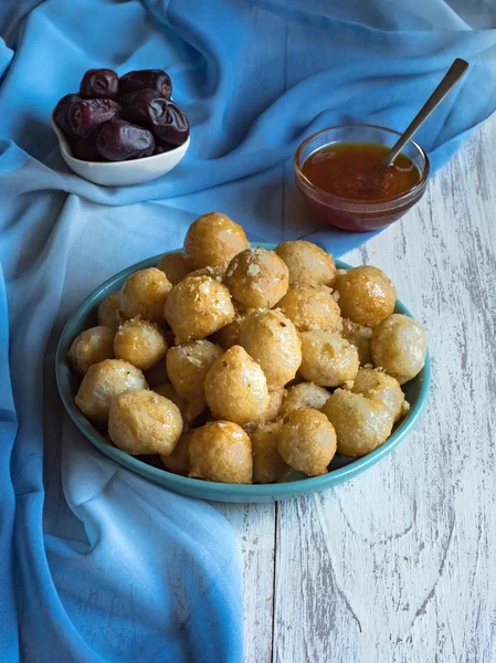 Luqaimat - geleneksel Arap tatlı köfte. Tatlı Ramazan yemekleri