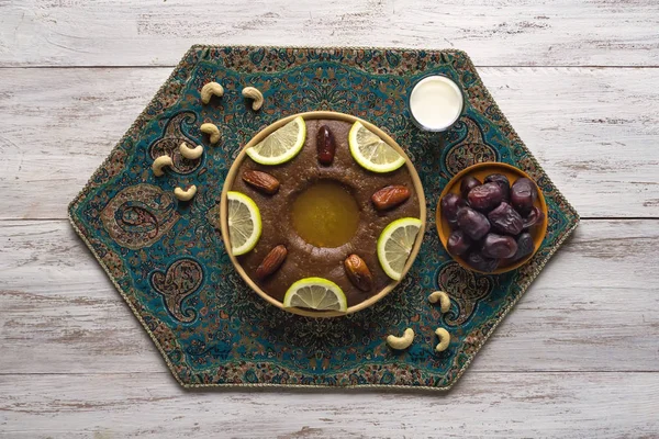 Arábia Saudita prato tradicional Hineni. Comida Ramadã — Fotografia de Stock