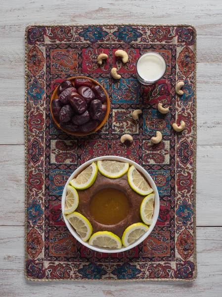 Arabian Sweets, Saoedi-Arabië traditionele schotel Hineni, het is een gemengd van data en volkoren tarwe. Ramadan eten — Stockfoto