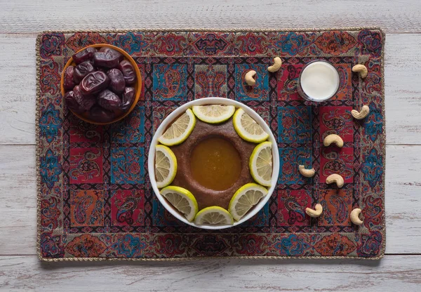 Arabian Sweets, Saoedi-Arabië traditionele schotel Hineni, het is een gemengd van data en volkoren tarwe. Ramadan eten — Stockfoto