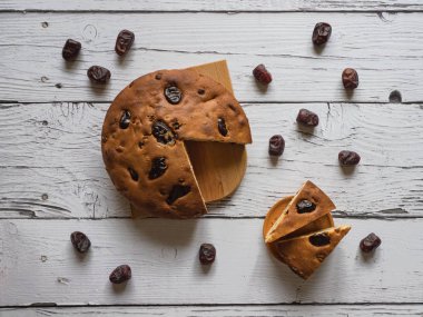 Beyaz ahşap arka planda bal ve tarih pastası.