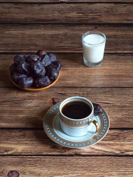 Café con dátiles y un vaso de leche . — Foto de Stock