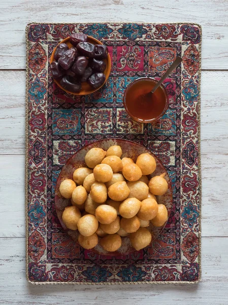 Arabisches traditionelles Ramadan-Dessert zalabya. — Stockfoto