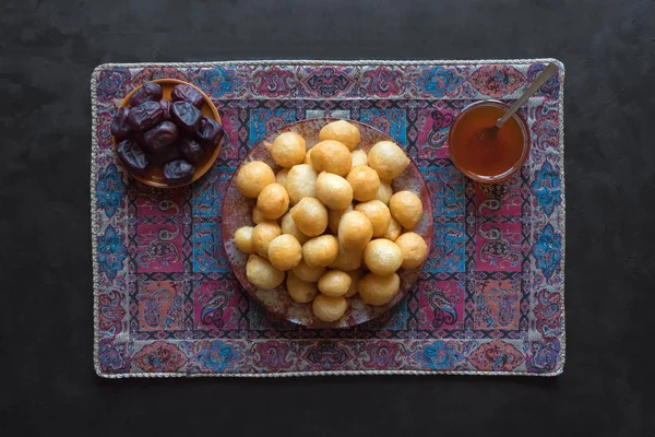 Arabisches traditionelles Ramadan-Dessert zalabya. — Stockfoto