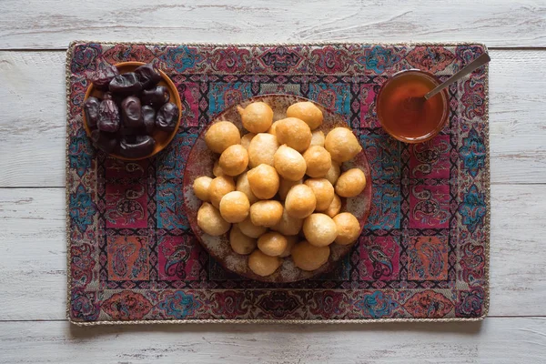 Arabisches traditionelles Ramadan-Dessert zalabya. — Stockfoto