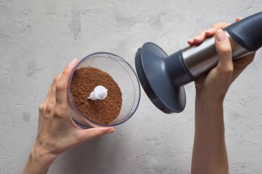 Bir blender kakao fasulye taşlama Süreci.