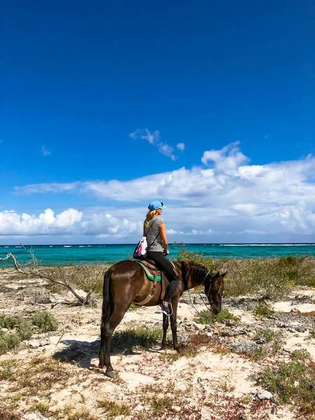 Reittouristen in Kuba. Mädchen auf einem Pferd am Strand — Stockfoto