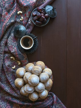 Ramazan tatlıları arka planda. El Fitr İslami Ziyafeti Kurabiyeleri. 