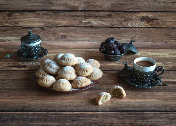 Cookies van El Fitr Islamitische feest. Ramadan snoep. Egyptische cookies "Kahk El eID" — Stockfoto