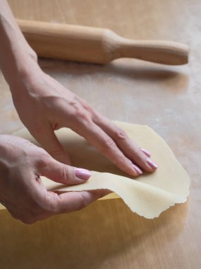 Eller ince hamuru dışarı rulo. Yakın çekim. 