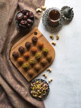 Fındık ve hurma ile sağlıklı organik enerji ısırıkları.