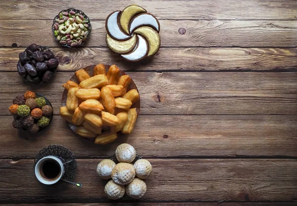 Dulces de Ramadán sobre una mesa de madera. Vista superior . — Foto de Stock