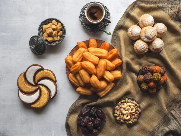 Los dulces del Ramadán se colocan sobre la mesa. Vista superior — Foto de Stock