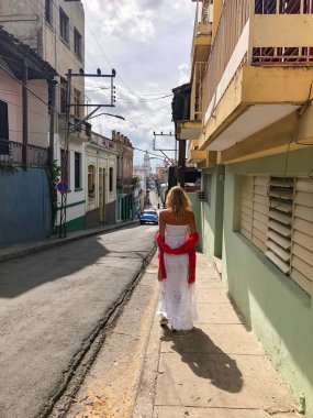 Santiago de Cuba sokakta sarışın.