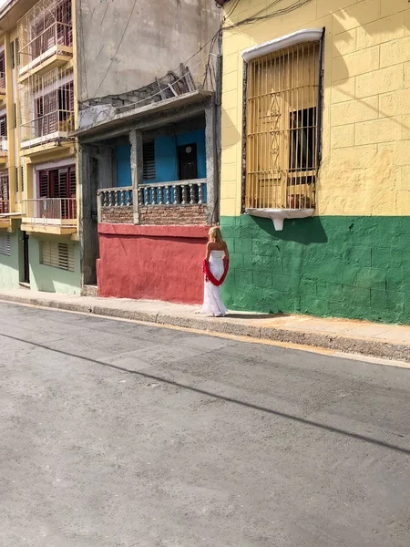Loira viaja na rua com casas coloridas em Santiago de Cuba — Fotografia de Stock
