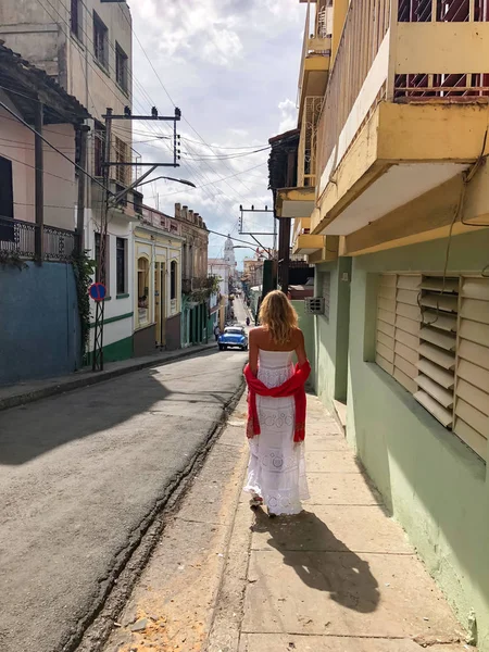 Blondynka na ulicy Santiago de Cuba. — Zdjęcie stockowe